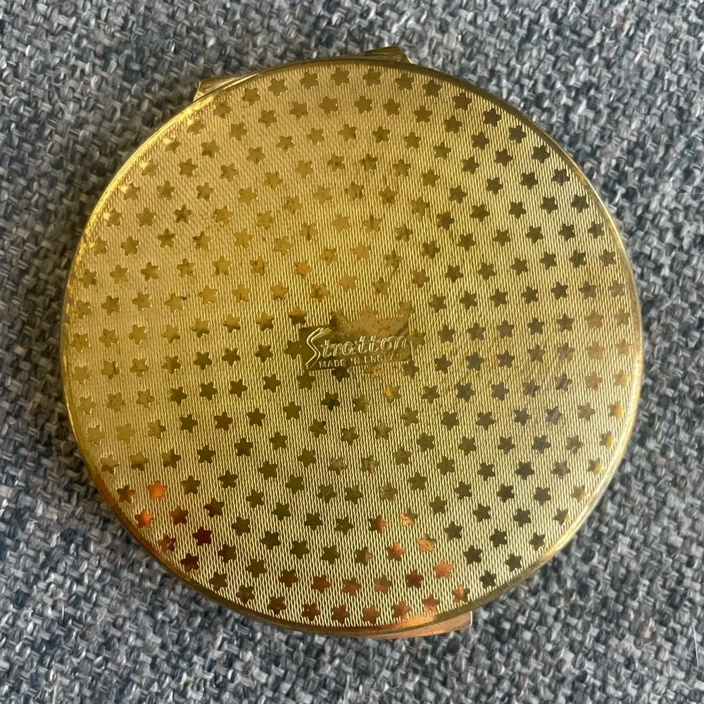 Stratton Vintage Compact for Pressed Powder. Gold Toned Star Design Initials DKE